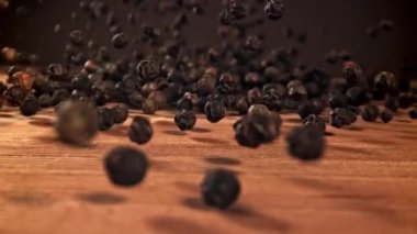 Kara biber ahşap bir masaya düşer. 1000 fps 'de yüksek hızlı bir kamerayla çekildi. Yüksek kaliteli FullHD görüntüler