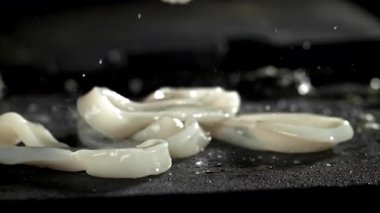 Mürekkep balığı halkaları tavada kızarır. 1000 fps 'de yüksek hızlı bir kamerayla çekildi. Yüksek kaliteli FullHD görüntüler