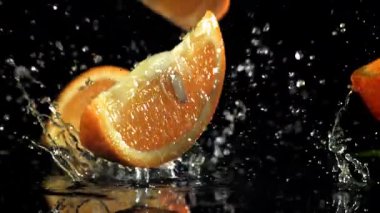 Dilimlenmiş portakal dilimleri masaya düşer. 1000 fps 'de yüksek hızlı bir kamerayla çekildi. Yüksek kaliteli FullHD görüntüler