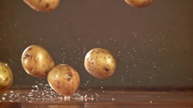 Patatesler masaya düşer. 1000 fps 'de yüksek hızlı bir kamerayla çekildi. Yüksek kaliteli FullHD görüntüler