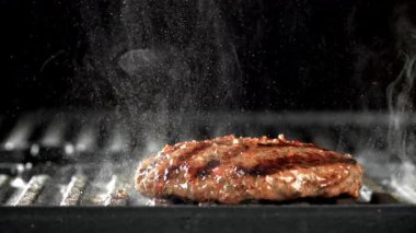Tavada sığır burger. 1000 fps 'de yüksek hızlı bir kamerayla çekildi. Yüksek kaliteli FullHD görüntüler