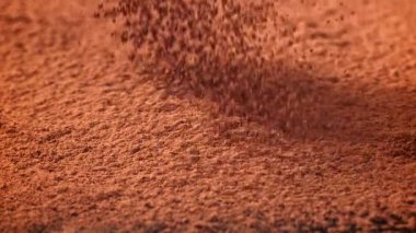 Kakao tozu masaya düşer. 1000 fps 'de yüksek hızlı bir kamerayla çekildi. Yüksek kaliteli FullHD görüntüler