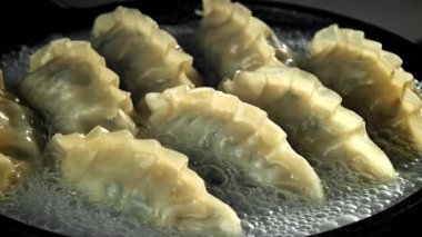 Asya usulü gyoze köftesi pişiriyorum. 1000 fps 'de yüksek hızlı bir kamerayla çekildi. Yüksek kaliteli FullHD görüntüler