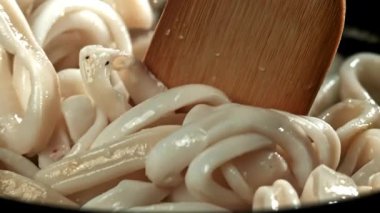 Mürekkep balığı halkaları tavada kızarır. 1000 fps 'de yüksek hızlı bir kamerayla çekildi. Yüksek kaliteli FullHD görüntüler