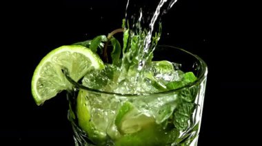 Mojito kokteyli bardağa döküldü. 1000 fps 'de yüksek hızlı bir kamerayla çekildi. Yüksek kaliteli FullHD görüntüler