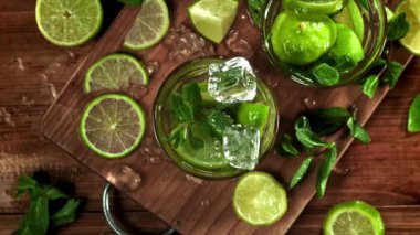 Buz mojito kokteyline düşer. 1000 fps 'de yüksek hızlı bir kamerayla çekildi. Yüksek kaliteli FullHD görüntüler