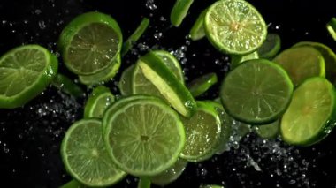 Dilimlenmiş kireç parçaları yukarı aşağı uçuyor. 1000 fps 'de yüksek hızlı bir kamerayla çekildi. Yüksek kaliteli FullHD görüntüler