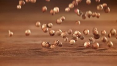 Kişniş taneleri ahşap masaya düşer. 1000 fps 'de yüksek hızlı bir kamerayla çekildi. Yüksek kaliteli FullHD görüntüler