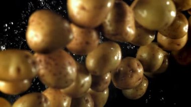 Patatesler suya düşer. 1000 fps 'de yüksek hızlı bir kamerayla çekildi. Yüksek kaliteli FullHD görüntüler