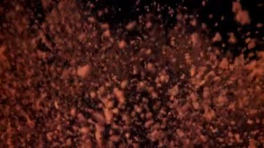Kakao tozu yukarı aşağı uçuyor. 1000 fps 'de yüksek hızlı bir kamerayla çekildi. Yüksek kaliteli FullHD görüntüler