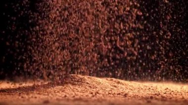 Kakao tozu masaya düşer. 1000 fps 'de yüksek hızlı bir kamerayla çekildi. Yüksek kaliteli FullHD görüntüler