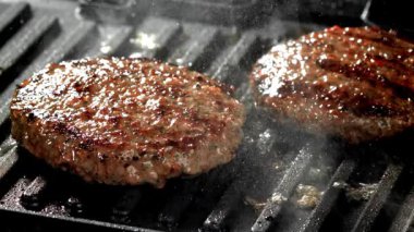 Tavada sığır burger. 1000 fps 'de yüksek hızlı bir kamerayla çekildi. Yüksek kaliteli FullHD görüntüler