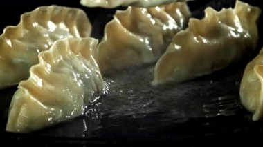 Asya usulü gyoze köftesi pişiriyorum. 1000 fps 'de yüksek hızlı bir kamerayla çekildi. Yüksek kaliteli FullHD görüntüler