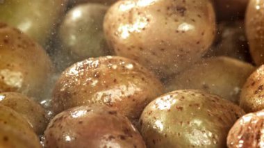 Patatesler büyük bir kızartma tavasında kızartılıyor. 1000 fps 'de yüksek hızlı bir kamerayla çekildi. Yüksek kaliteli FullHD görüntüler
