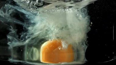 Haşlanmış yumurta pişiriyorum. 1000 fps 'de yüksek hızlı bir kamerayla çekildi. Yüksek kaliteli FullHD görüntüler