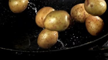 Patatesler suya düşer. 1000 fps 'de yüksek hızlı bir kamerayla çekildi. Yüksek kaliteli FullHD görüntüler