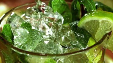 Mojito kokteyli bardağa döküldü. 1000 fps 'de yüksek hızlı bir kamerayla çekildi. Yüksek kaliteli FullHD görüntüler