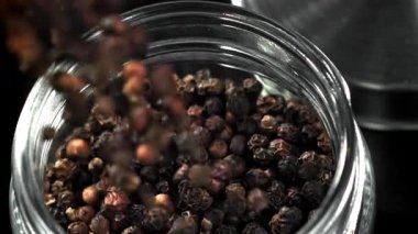 Bir kavanoz karabiber. 1000 fps 'de yüksek hızlı bir kamerayla çekildi. Yüksek kaliteli FullHD görüntüler