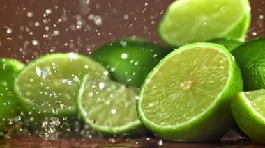 Su damlacıkları taze limonun üzerine düşer. 1000 fps 'de yüksek hızlı bir kamerayla çekildi. Yüksek kaliteli FullHD görüntüler