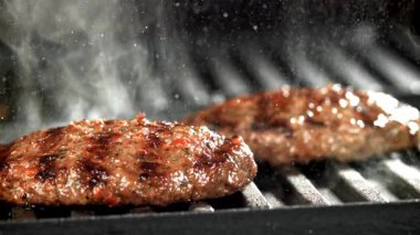 Biftek köftesi ızgarada kızartılır. 1000 fps 'de yüksek hızlı bir kamerayla çekildi. Yüksek kaliteli FullHD görüntüler