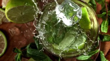 Buz mojito kokteyline düşer. 1000 fps 'de yüksek hızlı bir kamerayla çekildi. Yüksek kaliteli FullHD görüntüler