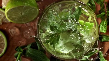 Buz mojito kokteyline düşer. 1000 fps 'de yüksek hızlı bir kamerayla çekildi. Yüksek kaliteli FullHD görüntüler
