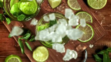Buz mojito kokteyline düşer. 1000 fps 'de yüksek hızlı bir kamerayla çekildi. Yüksek kaliteli FullHD görüntüler
