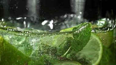 Hava kabarcıklı mojito kokteyli. 1000 fps 'de yüksek hızlı bir kamerayla çekildi. Yüksek kaliteli FullHD görüntüler