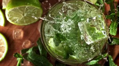 Buz mojito kokteyline düşer. 1000 fps 'de yüksek hızlı bir kamerayla çekildi. Yüksek kaliteli FullHD görüntüler