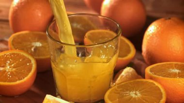 Portakal suyu bardağa dökülür. 1000 fps 'de yüksek hızlı bir kamerayla çekildi. Yüksek kaliteli FullHD görüntüler
