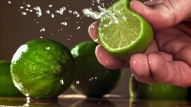 Şef limon suyu sıkıyor. 1000 fps 'de yüksek hızlı bir kamerayla çekildi. Yüksek kaliteli FullHD görüntüler