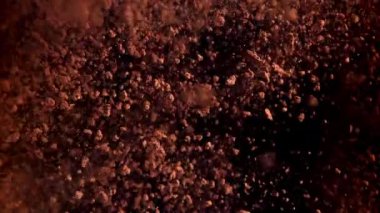 Kakao tozu yukarı aşağı uçuyor. 1000 fps 'de yüksek hızlı bir kamerayla çekildi. Yüksek kaliteli FullHD görüntüler