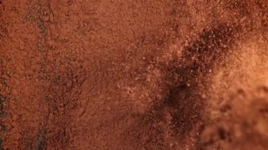 Kakao tozu masaya düşer. 1000 fps 'de yüksek hızlı bir kamerayla çekildi. Yüksek kaliteli FullHD görüntüler