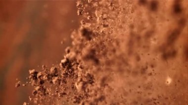 Kakao tozu düşer. 1000 fps 'de yüksek hızlı bir kamerayla çekildi. Yüksek kaliteli FullHD görüntüler