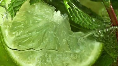 Hava kabarcıklı mojito kokteyli. 1000 fps 'de yüksek hızlı bir kamerayla çekildi. Yüksek kaliteli FullHD görüntüler