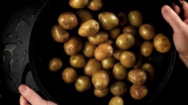 Şef patatesleri tavaya atar. 1000 fps 'de yüksek hızlı bir kamerayla çekildi. Yüksek kaliteli FullHD görüntüler