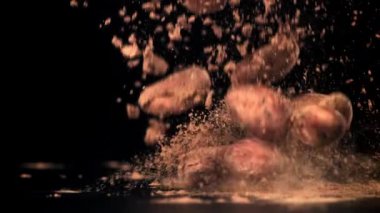 Kakao çekirdekleri masaya düşer. 1000 fps 'de yüksek hızlı bir kamerayla çekildi. Yüksek kaliteli FullHD görüntüler