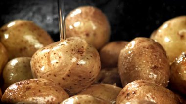 Patatesler büyük bir kızartma tavasında kızartılıyor. 1000 fps 'de yüksek hızlı bir kamerayla çekildi. Yüksek kaliteli FullHD görüntüler