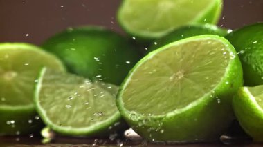 Su damlacıkları taze limonun üzerine düşer. 1000 fps 'de yüksek hızlı bir kamerayla çekildi. Yüksek kaliteli FullHD görüntüler