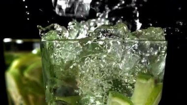 Buz mojito kokteyline düşer. 1000 fps 'de yüksek hızlı bir kamerayla çekildi. Yüksek kaliteli FullHD görüntüler