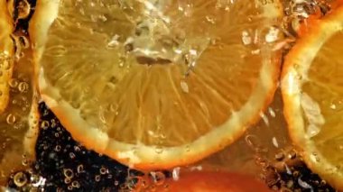 Suyun altında baloncuklu portakal dilimleri. 1000 fps 'de yüksek hızlı bir kamerayla çekildi. Yüksek kaliteli FullHD görüntüler