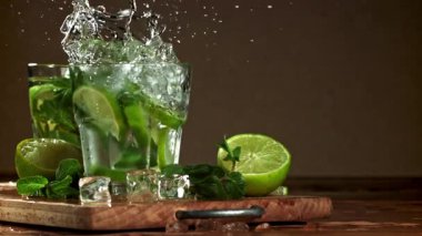 Buz mojito kokteyline düşer. 1000 fps 'de yüksek hızlı bir kamerayla çekildi. Yüksek kaliteli FullHD görüntüler