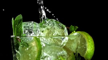 Mojito kokteyli bardağa döküldü. 1000 fps 'de yüksek hızlı bir kamerayla çekildi. Yüksek kaliteli FullHD görüntüler