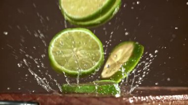 Limon dilimleri ahşap bir masaya düşer. 1000 fps 'de yüksek hızlı bir kamerayla çekildi. Yüksek kaliteli FullHD görüntüler