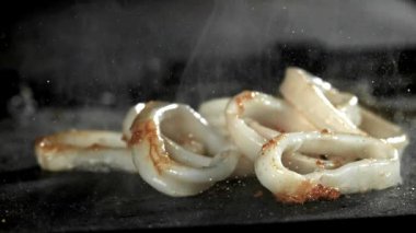 Mürekkep balığı halkaları tavada kızarır. 1000 fps 'de yüksek hızlı bir kamerayla çekildi. Yüksek kaliteli FullHD görüntüler