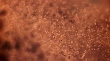 Kakao tozu düşer. 1000 fps 'de yüksek hızlı bir kamerayla çekildi. Yüksek kaliteli FullHD görüntüler