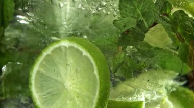 Hava kabarcıklı mojito kokteyli. 1000 fps 'de yüksek hızlı bir kamerayla çekildi. Yüksek kaliteli FullHD görüntüler