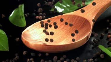 Kara biber tahta kaşığa düşer. 1000 fps 'de yüksek hızlı bir kamerayla çekildi. Yüksek kaliteli FullHD görüntüler