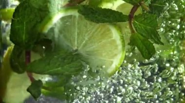 Hava kabarcıklı mojito kokteyli. 1000 fps 'de yüksek hızlı bir kamerayla çekildi. Yüksek kaliteli FullHD görüntüler