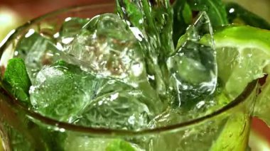 Mojito kokteyli bardağa döküldü. 1000 fps 'de yüksek hızlı bir kamerayla çekildi. Yüksek kaliteli FullHD görüntüler